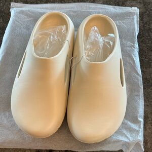 EVA Clog Beige size 42-43. New in Package